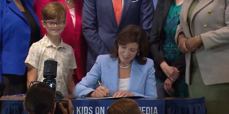 Nueva York aprueba proyecto de ley para limitar feeds “adictivos” para los niños en redes sociales