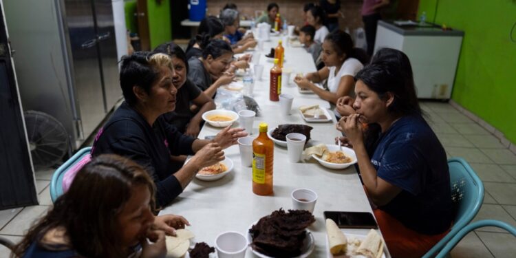 Restricción de Biden al asilo afecta más a mexicanos y otras nacionalidades acogidas en México