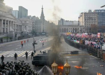 Detonaciones y enfrentamientos en las inmediaciones del Congreso argentino 