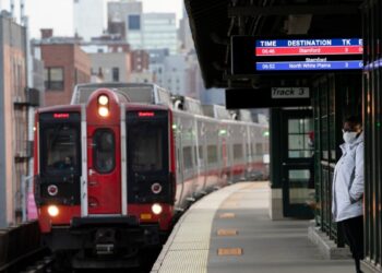 La ciudad de Nueva York considera prohibir el uso de mascarillas a los pasajeros en el servicio de Metro.
