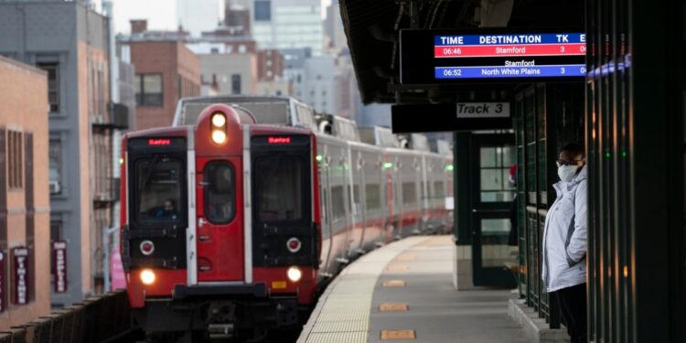 La ciudad de Nueva York considera prohibir el uso de mascarillas a los pasajeros en el servicio de Metro.