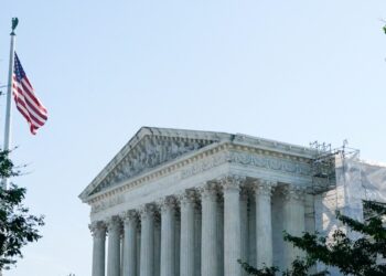 La Corte Suprema de EEUU falló a favor de mantener en el mercado el medicamento abortivo mifepristona