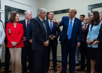Con el respaldo de sus copartidarios y de críticas de sus rivales políticos, el expresidente Trump volvió al Congreso de los EEUU.