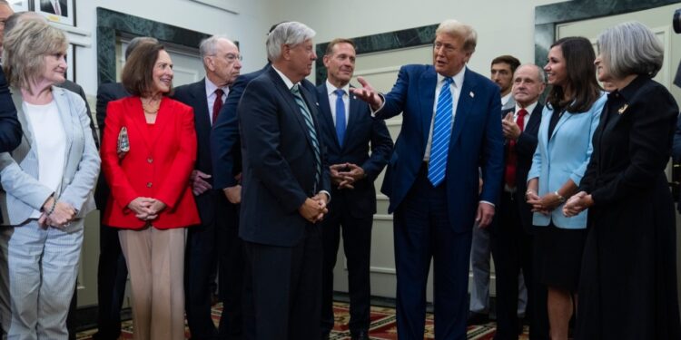 Con el respaldo de sus copartidarios y de críticas de sus rivales políticos, el expresidente Trump volvió al Congreso de los EEUU.