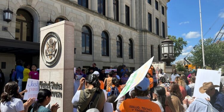 Las deportaciones rápidas de migrantes que Cruzan la frontera de forma irregular se duplicaron la última semana.