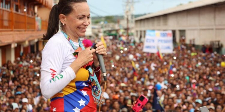 María Corina Machado visita zona del llano venezolano pese a amenazas de muerte