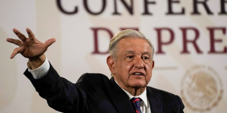 López Obrador celebra regularización de migrantes en EEUU
