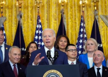 Abogados advierten sobre riesgos de estafas relacionadas al alivio migratorio propuesto por el presidente Joe Biden en EEUU.