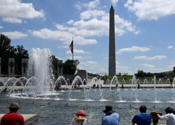 Cientos de miles de inmigrantes y sus familias celebran la nueva medida migratoria anunciada por la administracion del presidente Joe Biden.