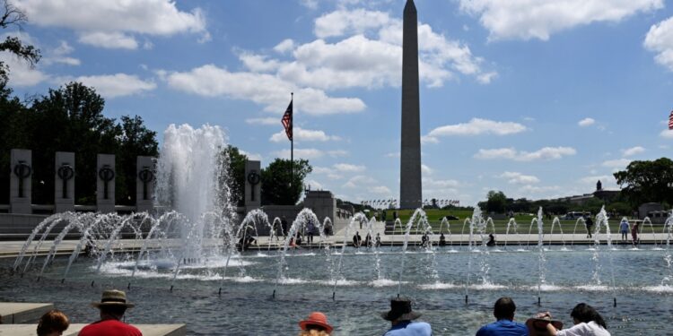 Cientos de miles de inmigrantes y sus familias celebran la nueva medida migratoria anunciada por la administracion del presidente Joe Biden.