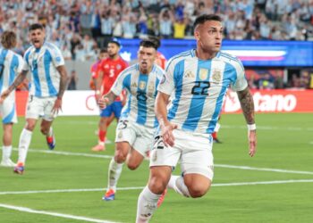 La selección argentina venció a Chile en Nueva Jersey y es la primera clasificada a cuartos de final de la Copa América EEUU 2024.