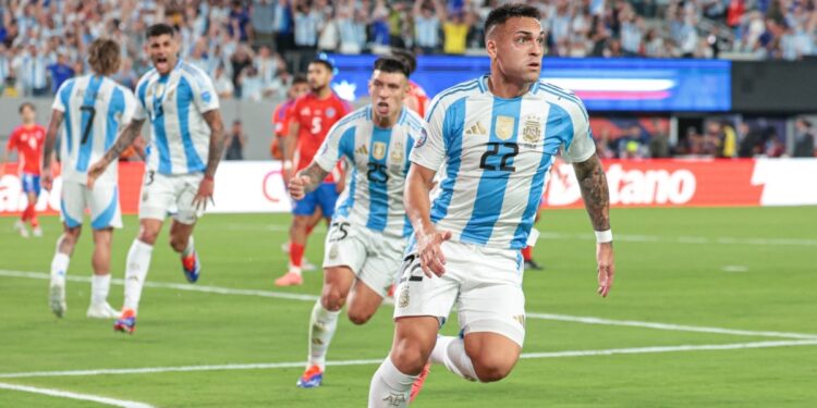 La selección argentina venció a Chile en Nueva Jersey y es la primera clasificada a cuartos de final de la Copa América EEUU 2024.