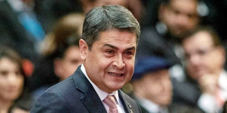 El expresidente hondureño Juan Orlando Hernández fue sentenciado en Nueva York a 45 años de cárcel por asociarse con narcotraficantes.