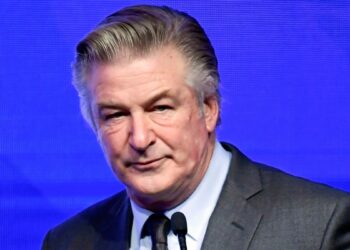 Jueza revisará solicitud para desestimar caso de Alec Baldwin por homicidio involuntario