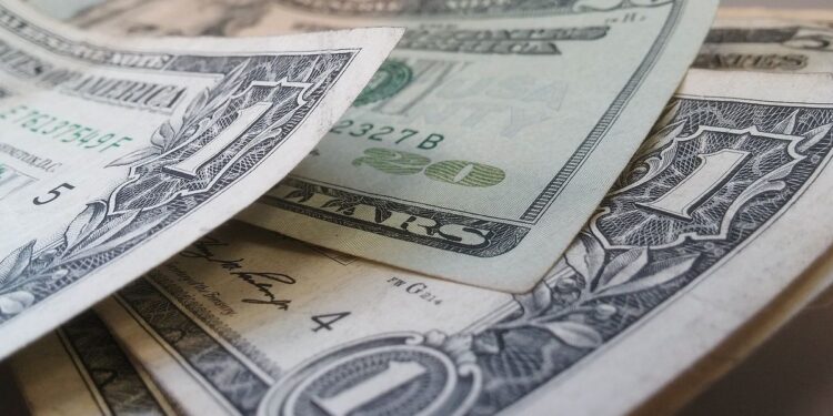 El dólar cierra en alza en México este viernes, 28 de junio