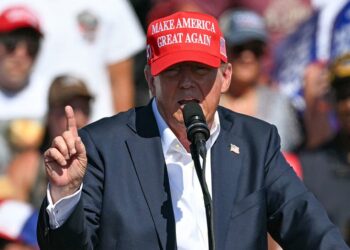 Trump causa controversia al afirmar que migrantes quitan «empleos para negros» y «empleos para hispanos»