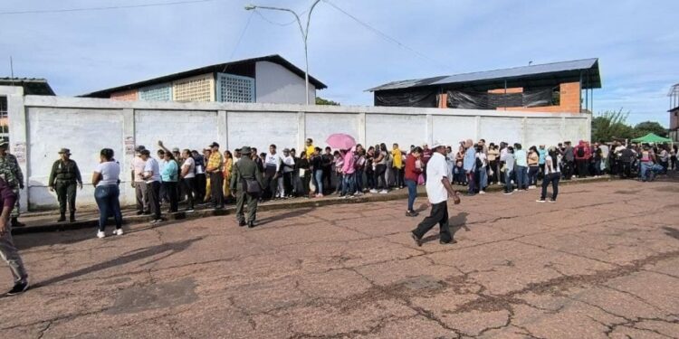 Amazonas registra largas filas en centros habilitados por el CNE para simulacro electoral