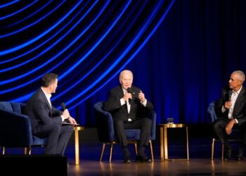 George Clooney y Julia Roberts ayudan a Biden a recaudar fondos en evento con serias advertencias sobre Trump