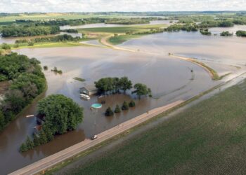 Millones se preparan para más calor en EEUU mientras reportan inundaciones en la región centro norte