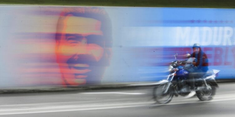 La campaña de Nicolás Maduro se distancia del rojo, copia a la oposición y ofrece cambios, según especialistas