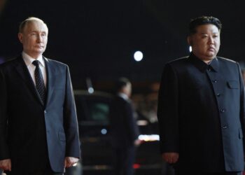 El presidente de Rusia Vladimir Putin firma acuerdos con Vietnam en medio de su gira asiatica y de su aislamiento.