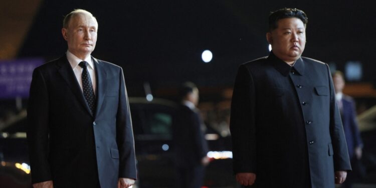 El presidente de Rusia Vladimir Putin firma acuerdos con Vietnam en medio de su gira asiatica y de su aislamiento.