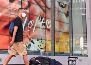 Un acto de violencia que involucra a migrantes en la concurrida zona de Times Square vuelve a acaparar la atención en la Gran Manzana.