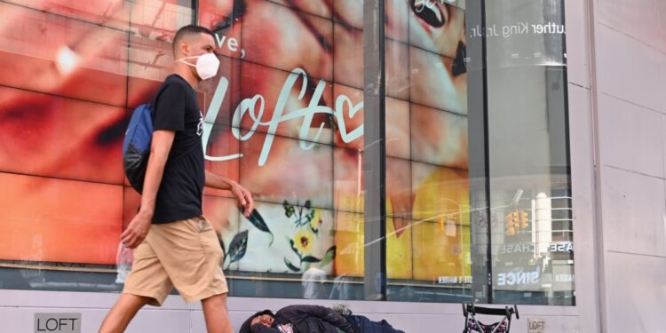 Un acto de violencia que involucra a migrantes en la concurrida zona de Times Square vuelve a acaparar la atención en la Gran Manzana.