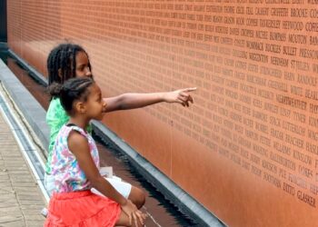 En Juneteenth, Alabama inaugura monumento a quienes sufrieron la esclavitud