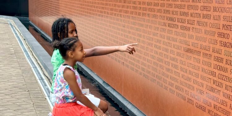 En Juneteenth, Alabama inaugura monumento a quienes sufrieron la esclavitud