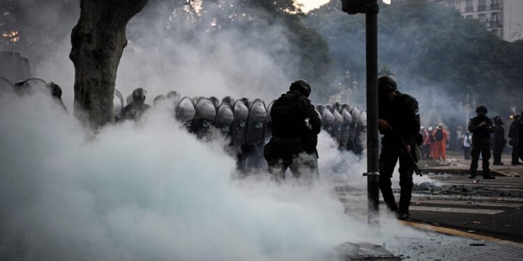 Senado argentino aprueba reformas que definirán futuro de presidente Milei