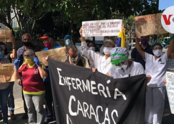 El candidato venezolano Edmundo González recibe apoyo de los profesionales de la salud