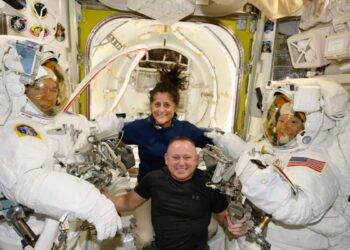 Problemas en cápsula de Boeing prolongan estancia de astronautas de NASA en estación espacial