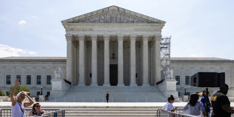 ¿Qué significa el fallo de obstrucción de la Corte Suprema de EEUU para los casos de los disturbios del 6 de enero?