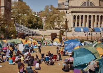 Tres administradores de la Universidad de Columbia suspendidos por presuntos mensajes sobre antisemitismo