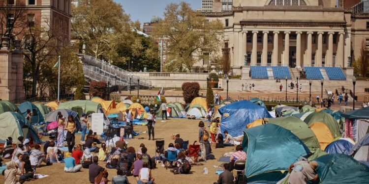 Tres administradores de la Universidad de Columbia suspendidos por presuntos mensajes sobre antisemitismo