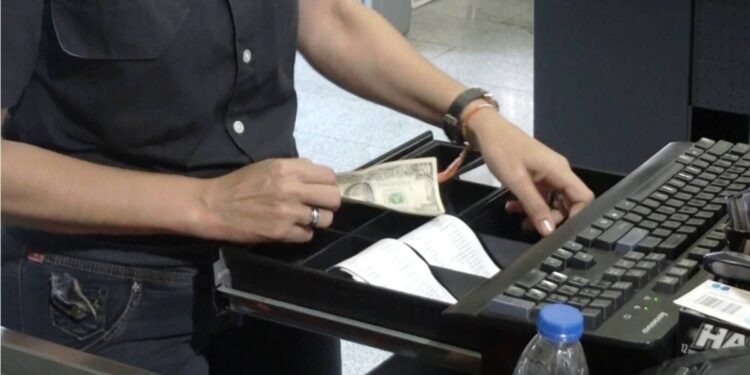 Un desfalco financiero en El Salvador deja en un limbo los ahorros de miles de personas