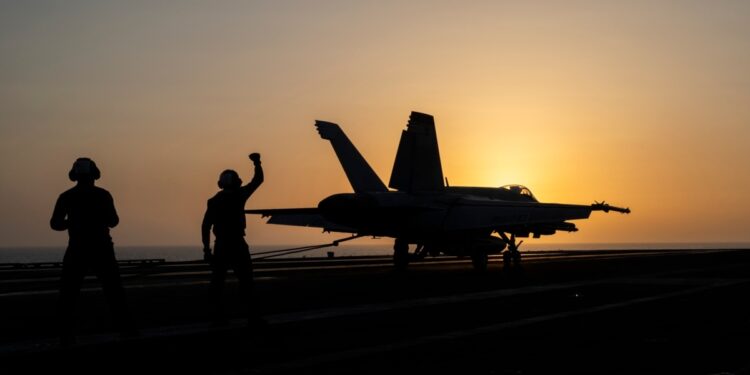 Ejército de EEUU ataca radares hutíes en Yemen tras desaparición de marino mercante