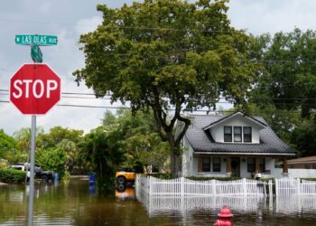 Persiste el riesgo de inundaciones en Florida por la amenaza de lluvias pronosticadas por las autoridades meteorológicas.