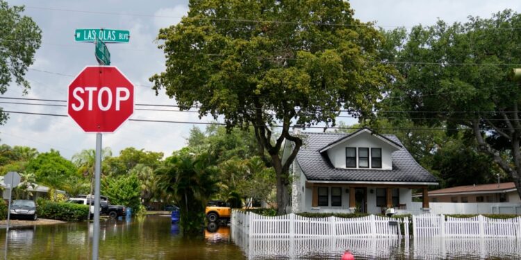 Persiste el riesgo de inundaciones en Florida por la amenaza de lluvias pronosticadas por las autoridades meteorológicas.