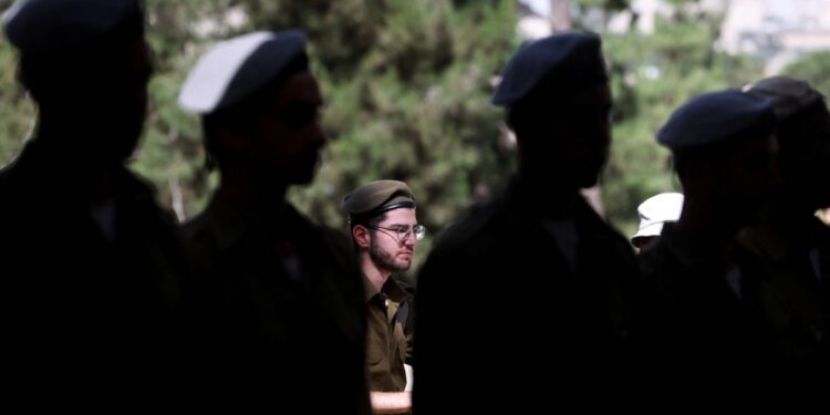 El primer ministro israelí, Benjamin Netanyahu, disuelve su gabinete de guerra y rechaza las pausas anunciadas por militares israelíes.