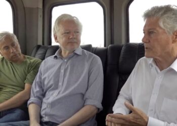 Julian Assange, llegó a Australia recibido por familiares, amigos y medios de comunicación, pone fin a más de una década de batalla legal.