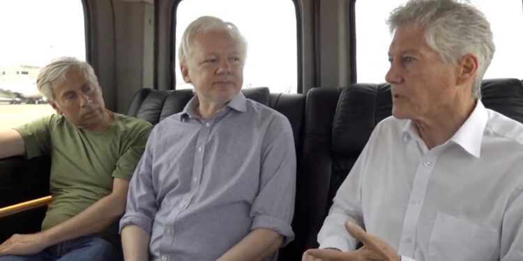 Julian Assange, llegó a Australia recibido por familiares, amigos y medios de comunicación, pone fin a más de una década de batalla legal.