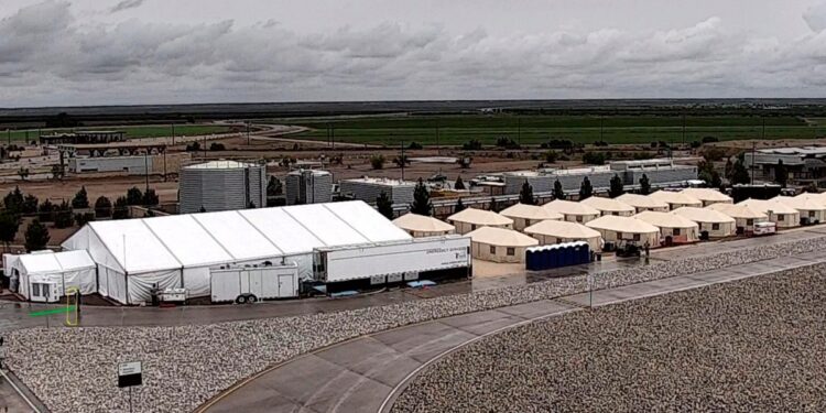 Abogados dicen que nuevos estándares del gobierno de Biden para niños migrantes son insuficientes