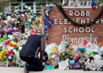 Exjefe de la policía escolar de Uvalde es acusado por la lenta respuesta a la masacre de 2022