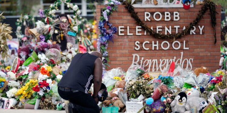 Exjefe de la policía escolar de Uvalde es acusado por la lenta respuesta a la masacre de 2022