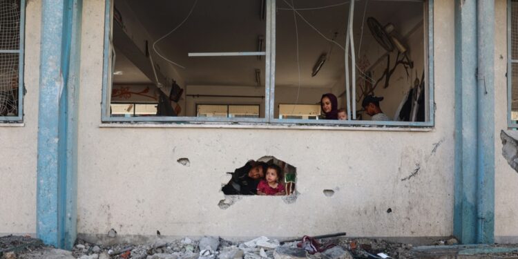 Las fuerzas israelíes atacan zona de refugiados en Ráfah y matan a 25 personas