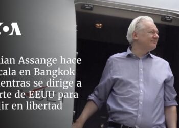 Julian Assange hace escala en Bangkok mientras se dirige a corte de EEUU para salir en libertad