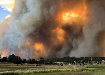 Caída de temperaturas y lluvia podrían ayudar a controlar incendios en Nuevo México