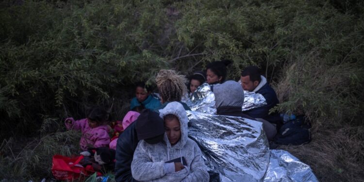 Personas de 177 naciones cruzan México para llegar a la frontera con EEUU